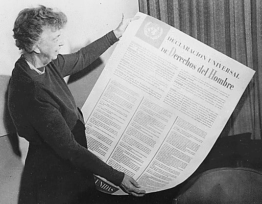 1949年，埃莉诺·罗斯福 (Eleanor Roosevelt)拿着西班牙文版的《世界人权宣言》《世界人权宣言》 ( UDHR ) 是联合国大会通过的国际文件，其中载有所有人的权利和自由