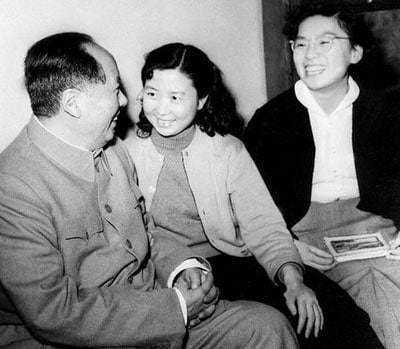 1957年，毛泽东在苏联与中国交换生交谈