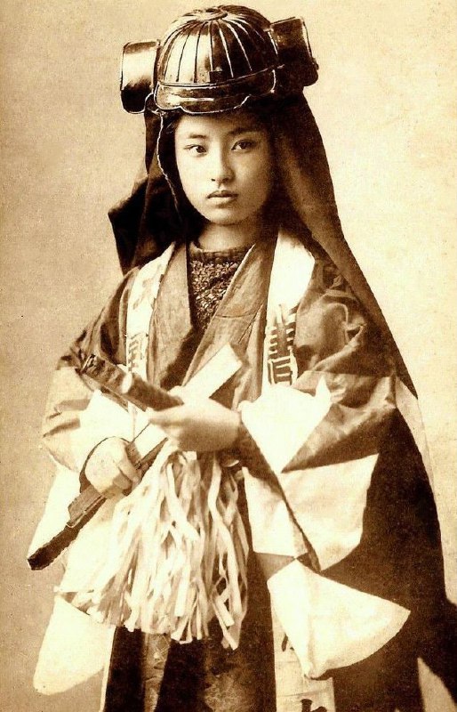 女武者拿着武士刀合影的复古照片，1850-1900 年