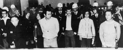 1979年，美丽岛大审的受审者（位于台湾警备总司令部军法处第一法庭），从左到右依次为张俊宏、黄信介、陈菊、姚嘉文、施明德、吕秀莲、林弘宣