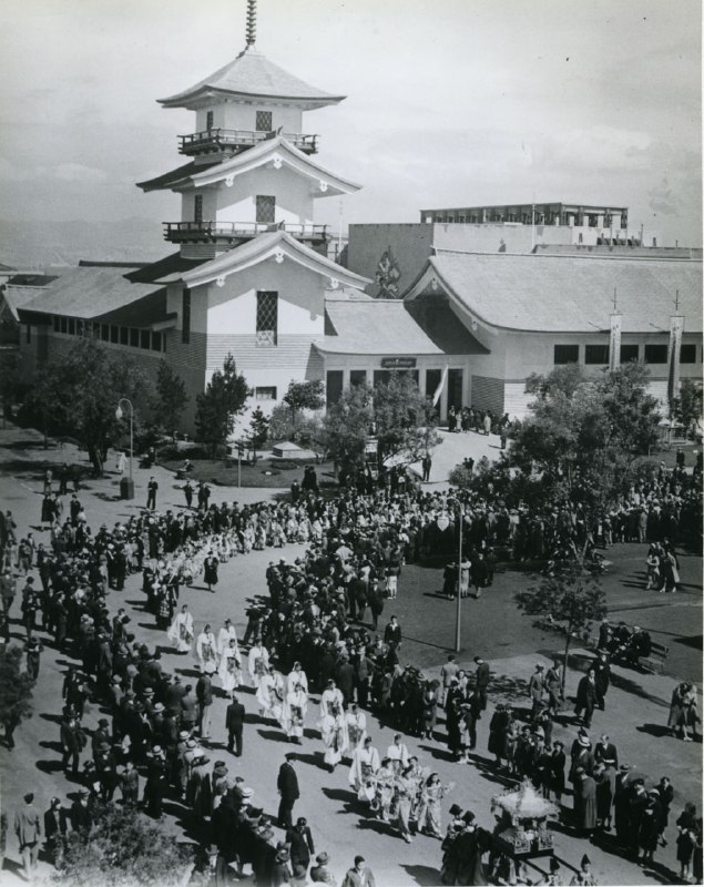 1940 年 8 月，加利福尼亚州旧金山大约 1000 名盂兰盆舞者参加了佛教日游行