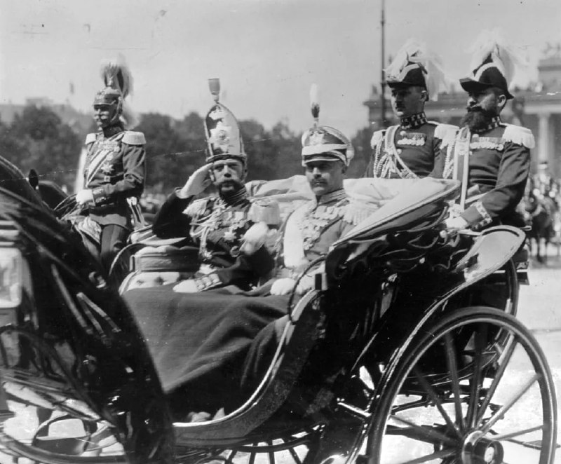 1913年，俄罗斯沙皇尼古拉斯二世（左）和德国皇帝威廉二世（右）一起乘坐马车