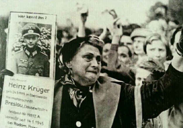 二战结束后，德国，一位母亲在火车站寻找在战争中失踪的孩子