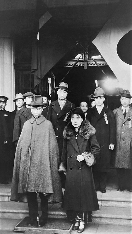 1932年3月8日，溥仪和婉容离开酒店，前往长春（新京）参加官方的满洲国成立仪式