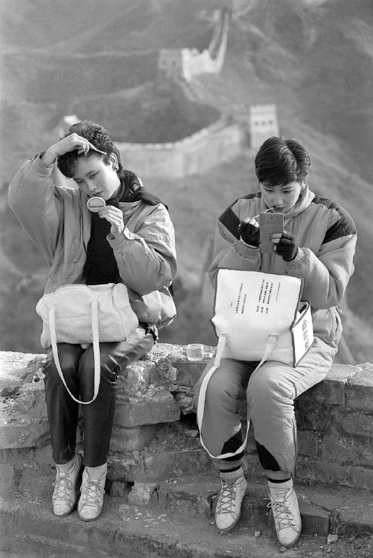 1989年，中国女孩在北京北部的慕田峪长城上