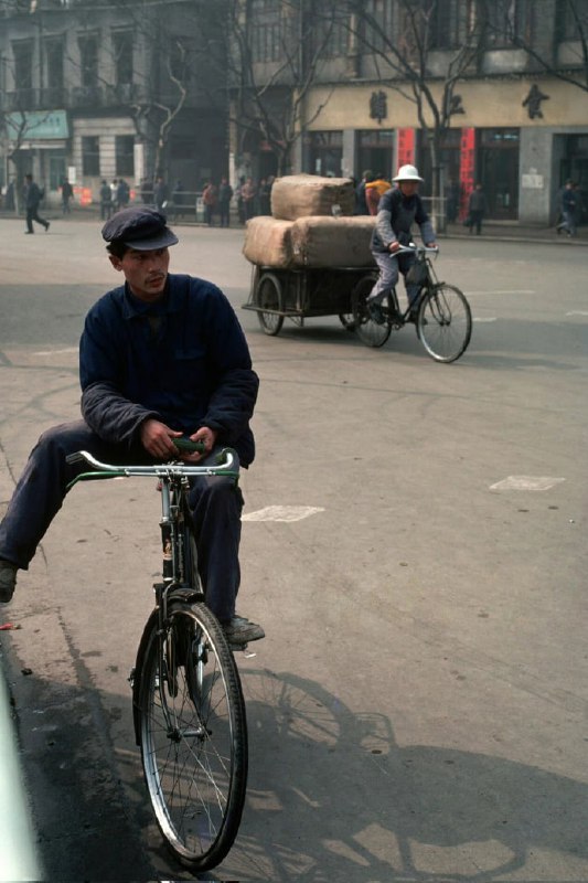 1979年的上海，骑着凤凰牌自行车的男子