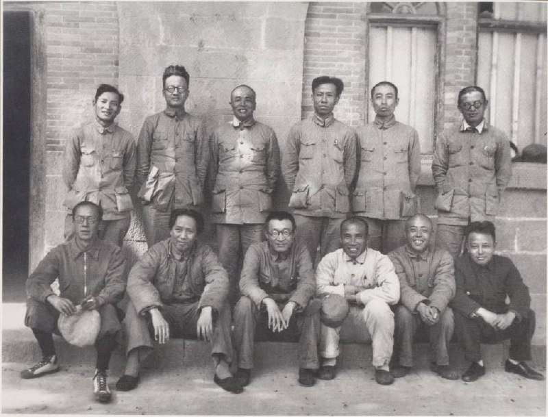 1938年9月，中共中央在延安召开扩大的六届六中全会，总结全国抗战以来的经验教训，确定党在抗战新阶段的基本方针和任务，会议决定撤销中共中央长江局，在重庆设立中共中央南方局，以全面领导国统区党组织，巩固和发展统一战线