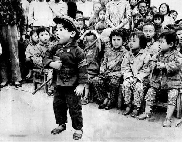 1966年-1976年，中国文革中的小孩在表演节目