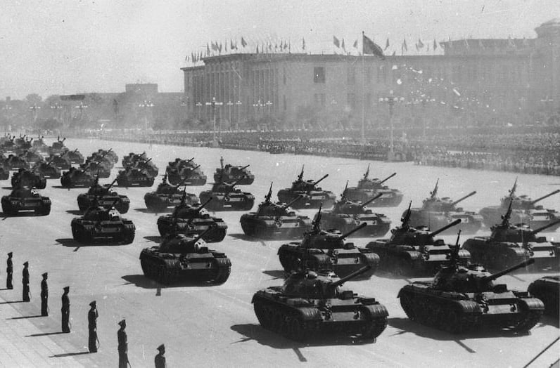1959年，纪念中华人民共和国成立10周年阅兵式上的59式坦克