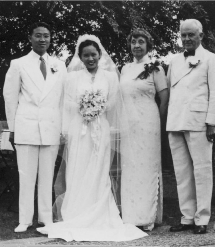 1942年，美国加利福尼亚，著名核物理学家吴健雄与袁世凯的孙子、同为物理学家的袁家骝的结婚照