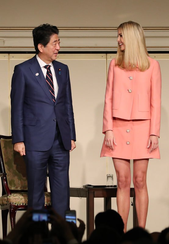 2017 年 11 月 3 日，日本首相 安倍晋三和美国总统长女兼顾问 伊万卡·特朗普出席在东京举行的世界妇女大会