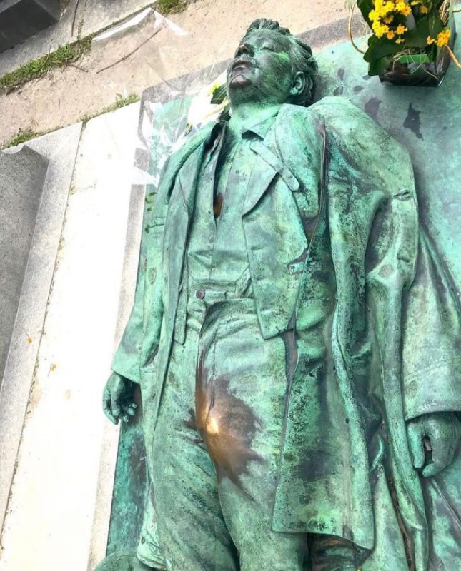 拉雪兹神父公墓内的维克多·诺瓦 (Victor Noir) 坟墓以其独特的特色而闻名