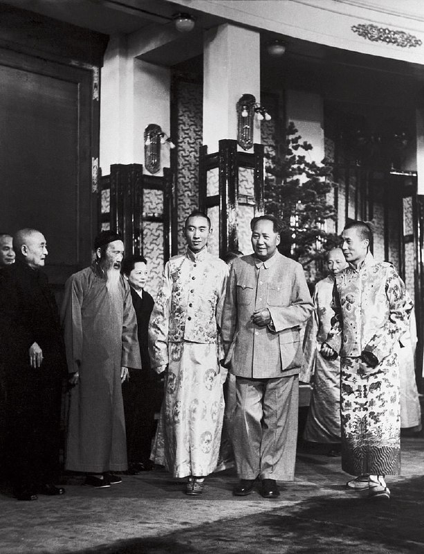 1954 年 9 月 11 日，班禅喇嘛（左）、毛泽东和达赖喇嘛（右）在勤政殿的一张标志性照片，距离他们出席第一届全国人民代表大会还有四天