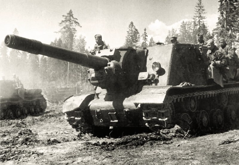 1944年6月，396近卫军SPG团的ISU-152式重型突击炮
