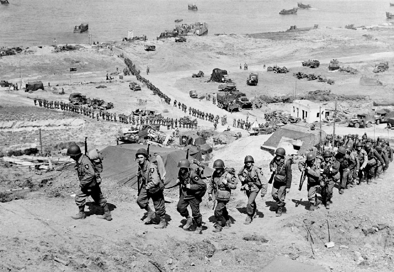 1944年，诺曼底登陆，奥马哈滩头上正在向内陆推进的盟军士兵
