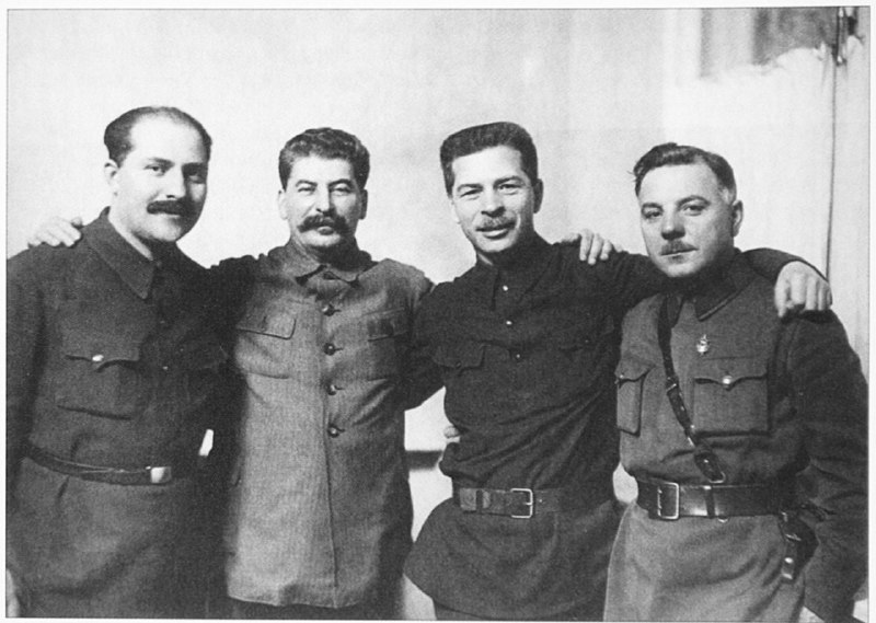 约瑟夫·斯大林与拉扎尔·卡冈诺维奇、帕维尔·波斯特舍夫和克里门特·沃罗希洛夫 (1931年)