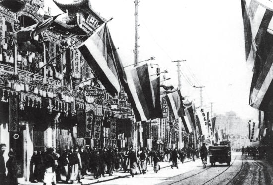 1911年11月，上海南京路悬挂的五色旗