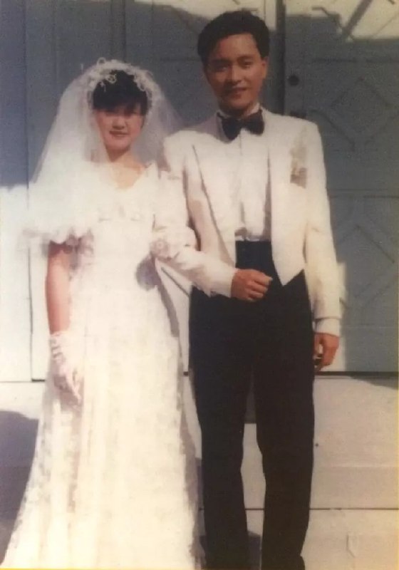 1985年张国荣推出新歌《为你钟情》时，无线《劲歌金曲》办了个抽奖活动，寄信去被抽中的10名幸运女子，可以身穿婚纱与张国荣合影