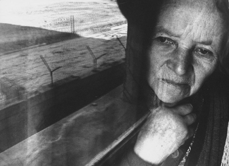 60 年代，一位西德妇女从窗外望着柏林墙