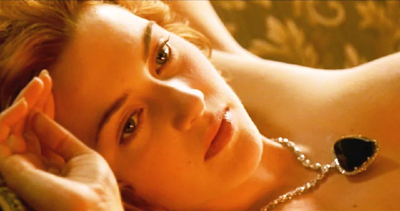 1997 年，#名人 凯特·温斯莱特 (Kate Winslet) 在《泰坦尼克号》中赤身裸体