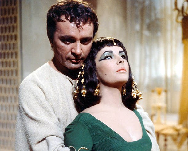 #名人 伊丽莎白·泰勒（Elizabeth Taylor，1932 - 2011 年），英国女演员，穿着戏服出现在 1963 年电影《埃及艳后》的宣传中