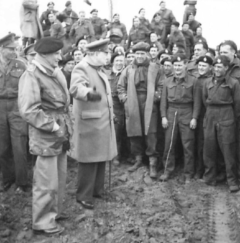 1945 年 3 月 25 日，英國首相溫斯頓邱吉爾和陸軍元帥伯納德蒙哥馬利與第 79 裝甲師的士兵們合影