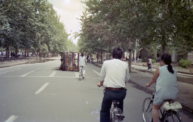 1989年，6月4日后几天，北京街道上一辆被烧毁的汽车