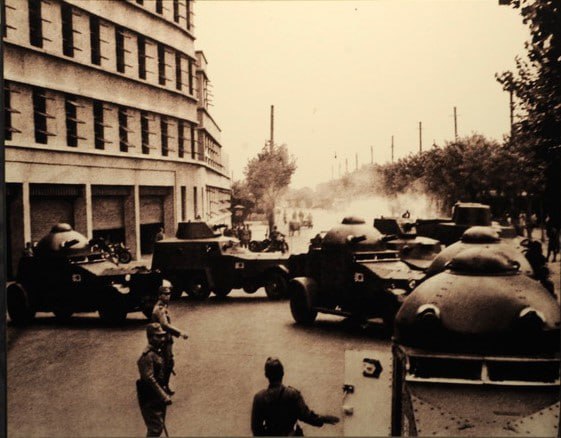 1937年8月10日，上海 海军特种地面部队（大日本帝国海军中唯一常设的陆战部队） 出动应对大山事件