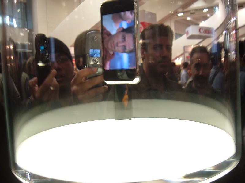 2007 年 Macworld 上展示的第一款iPhone