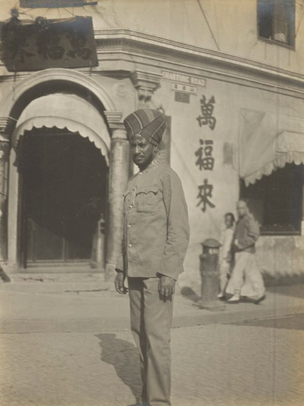1908年，上海，印籍巡捕站在万福来店前