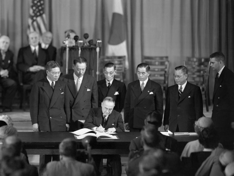 1951 年 9 月 8 日，日本首相吉田茂在加利福尼亚州旧金山的战争纪念歌剧院签署旧金山和平条约