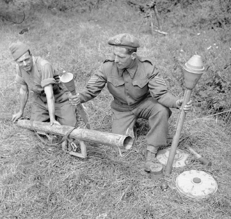 1944年8月1日，位于维耶纳-安-贝桑（Vienne-en-Bessin）的第59师潜在下士学校的教官们展示了各种德国反坦克武器，包括一种Panzerschreck火箭筒、两种Panzerfaust火箭筒和反坦克地雷