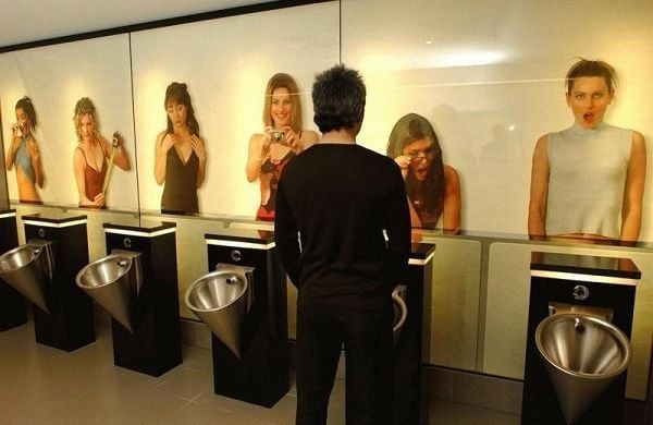 美国拉斯维加斯希尔顿酒店男洗手间里的装修，2009年