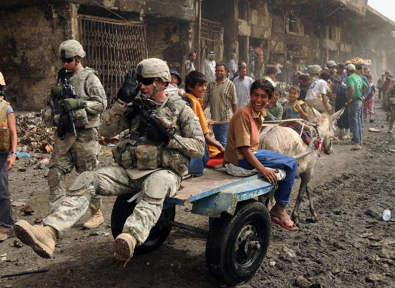 搭当地老百姓便车的美军士兵 伊拉克战争