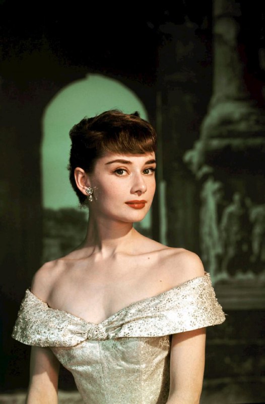 #名人 1953 年，女演员奥黛丽·赫本（Audrey Hepburn）在意大利罗马为派拉蒙影业电影《罗马假日》拍摄宣传照
