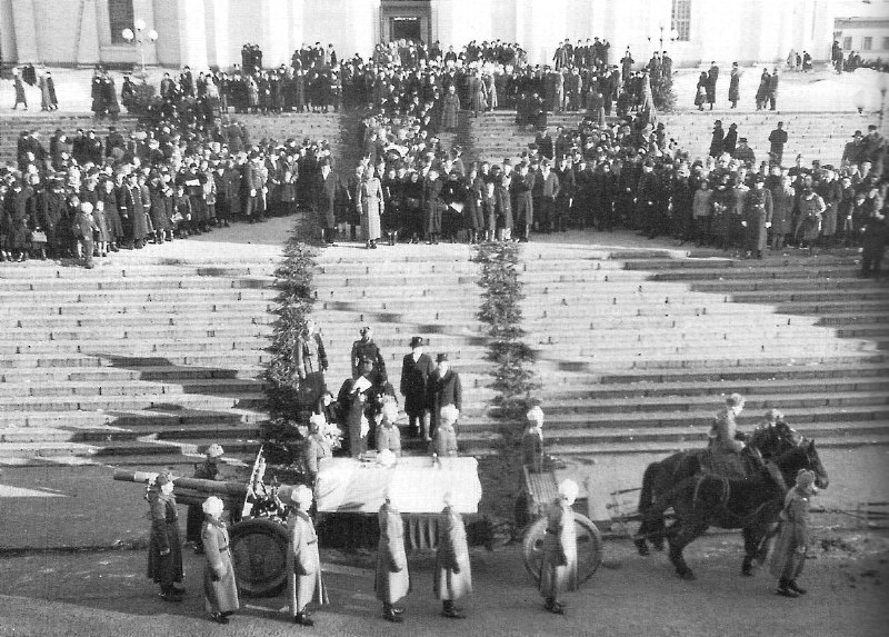1951年2月4日，芬兰赫尔辛基，曼纳海姆元帅的葬礼游行