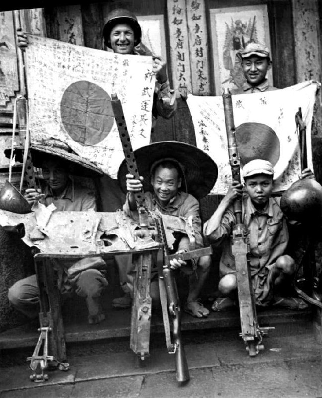 1945，中美军人向镜头展示缴获的日军装备和武运旗