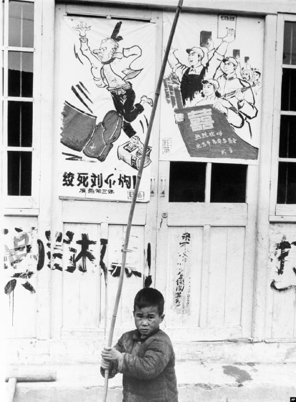 1967年5月27日，上海的墙壁漫画上写着“绞死刘少奇”