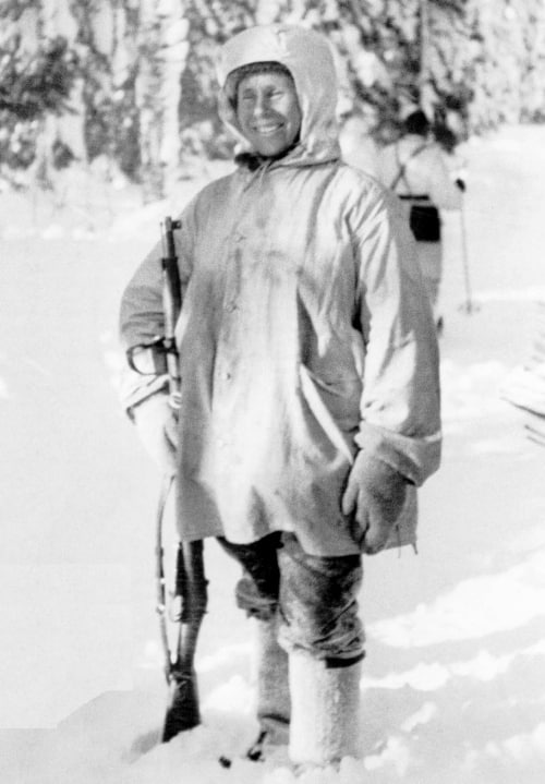 1939-40年，冬季战争时的西蒙·海耶（芬兰语：Simo Häyhä），第二次世界大战期间被敌军苏联称为“白色死神”（俄语：Белая Смерть）