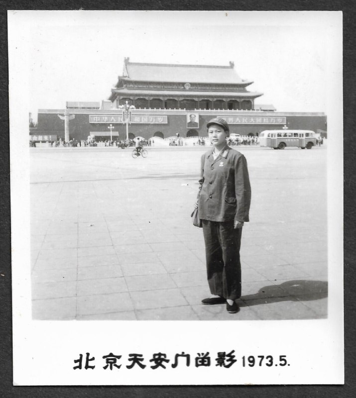 1973年，文化大革命期间，天安门广场上的佩戴徽章的女兵