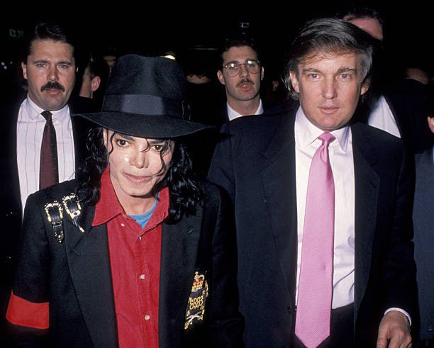 1990年4月5日，#名人 艺人迈克尔·杰克逊和房地产大亨唐纳德·特朗普出席新泽西州大西洋城泰姬陵酒店和赌场的开业典礼