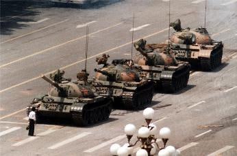 1989年6月5日，“坦克人”阻挡坦克行进的画面