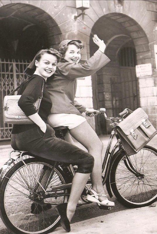 女学生骑车回家换衣服