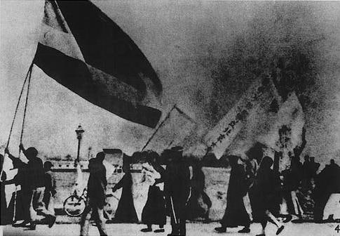 1919年，参与五四运动学生在北京举着国旗 #旗帜 游行