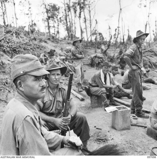 新几内亚(1945年9月21日)日本少将被一名澳大利亚士兵看守