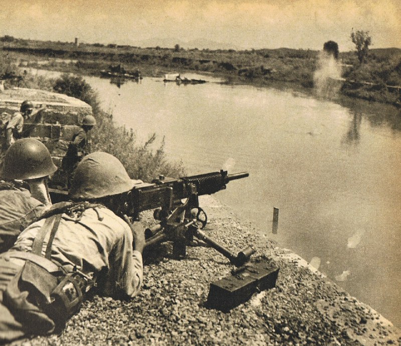1941年9月22日或23日，第二次长沙会战期间，中国湖南省汨罗江附近的日军第4师团机枪队员