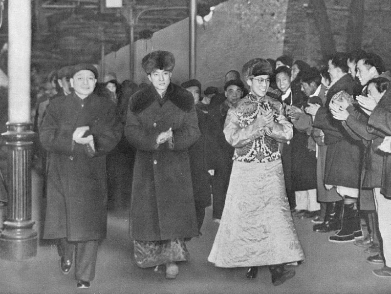 1954年邓小平（左）会见十四世达赖喇嘛（右）