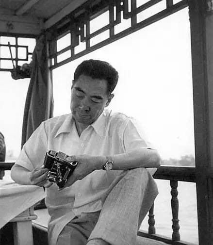 1960年，周恩来，在北京市中心的北海公园摆弄相机