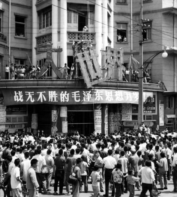 1966年，上海大世界招牌被摘下，换上了“东方红”