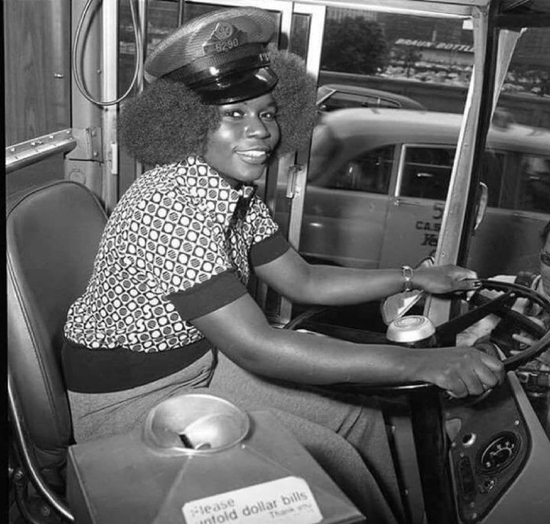 玛丽·华莱士（Marry Wallace），她是芝加哥交通管理局第一位女性公交车司机，1974年